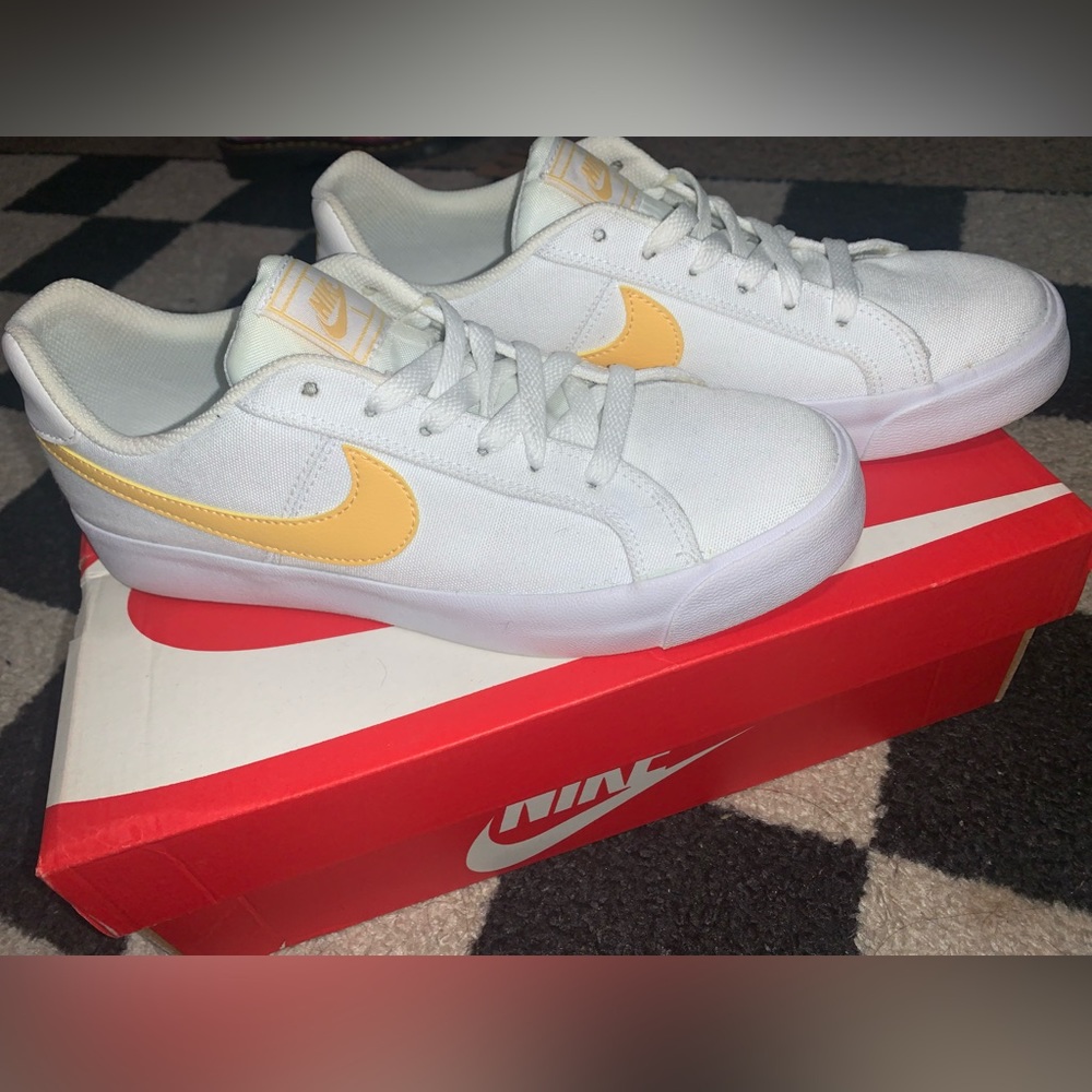 NIKE Court Royale
